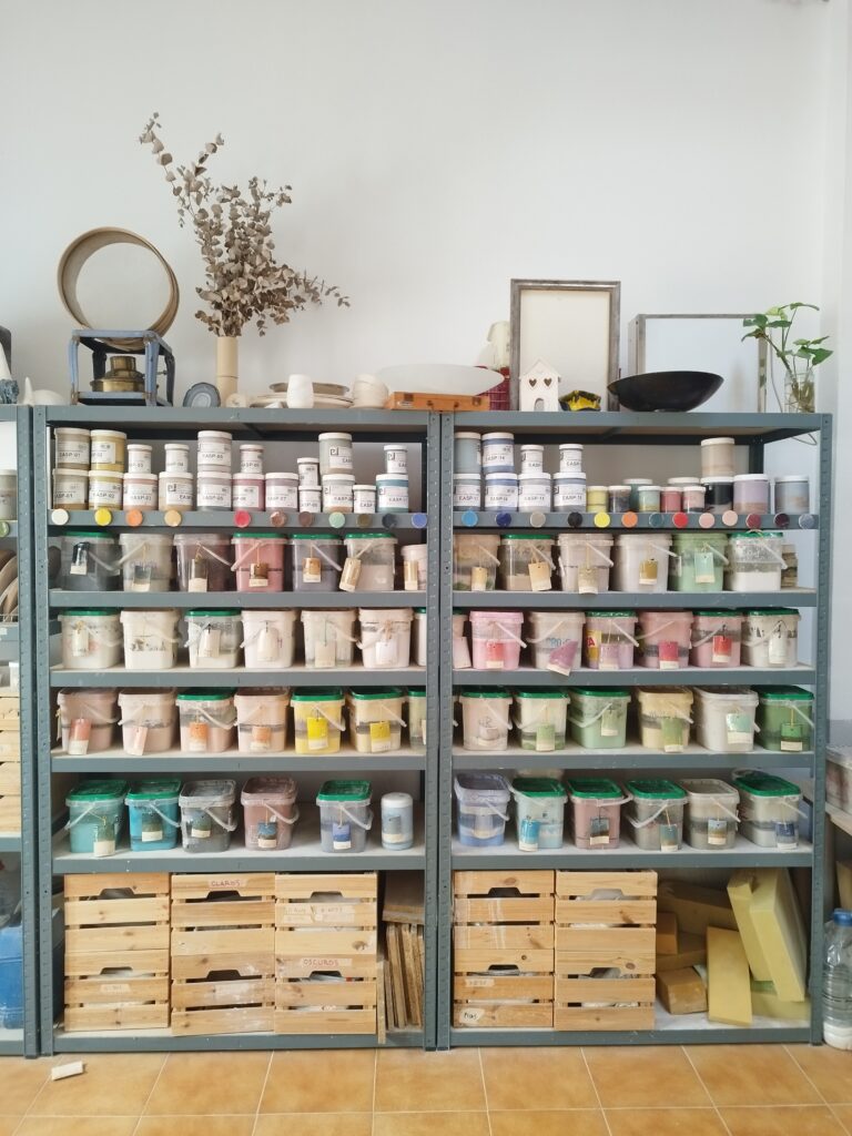 En Ritual Ceramics puedes disfrutar de un gran abanico de materiales. Infinidad de esmaltes y engobes de colores de alta temperatura para decorar tus piezas de gres